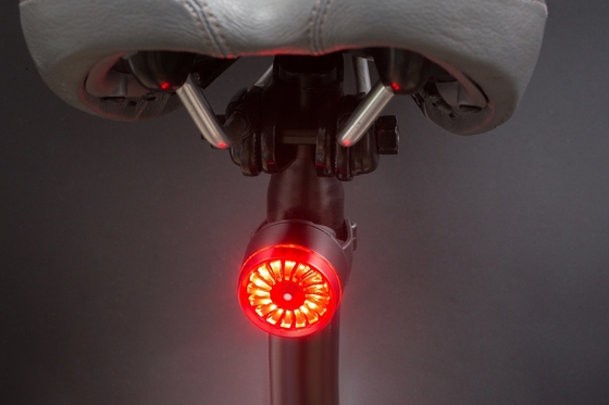 Luces posteriores de la bicicleta elegante de la cola para el freno que detecta la prenda impermeable recargable IPX4 de IPX4 USB