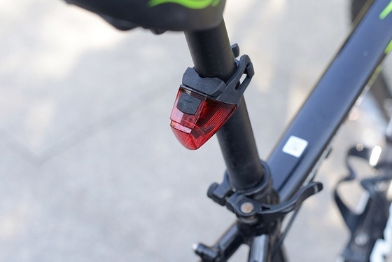 Del USB de la bicicleta 10lm de litio de la batería vibración ligera roja posterior recargable no sensible